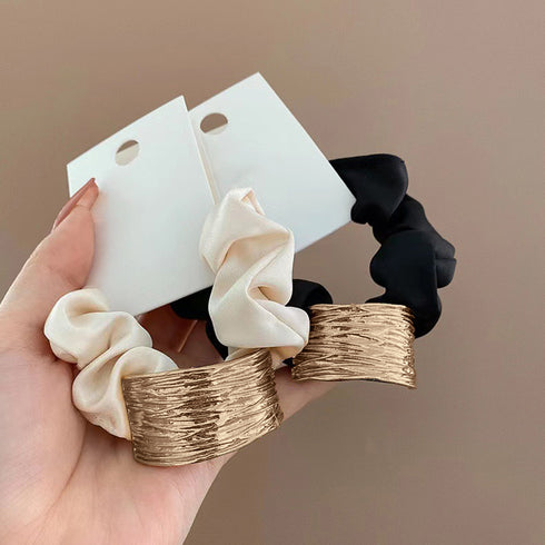 プレート付きシュシュ 大人っぽいヘアゴム まとめ髪 ヘアアクセサリー ポニーテールゴム オフィスカジュアル 韓国ファッション きれいめ お団子 ヘア グッズ 簡単 80JUNSHAN-009