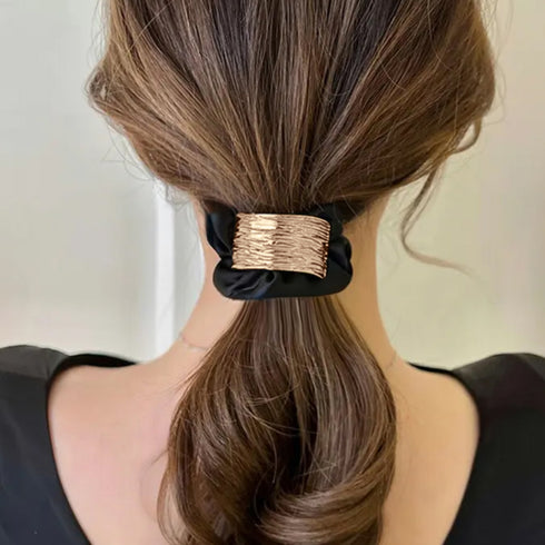 プレート付きシュシュ 大人っぽいヘアゴム まとめ髪 ヘアアクセサリー ポニーテールゴム オフィスカジュアル 韓国ファッション きれいめ お団子 ヘア グッズ 簡単 80JUNSHAN-009