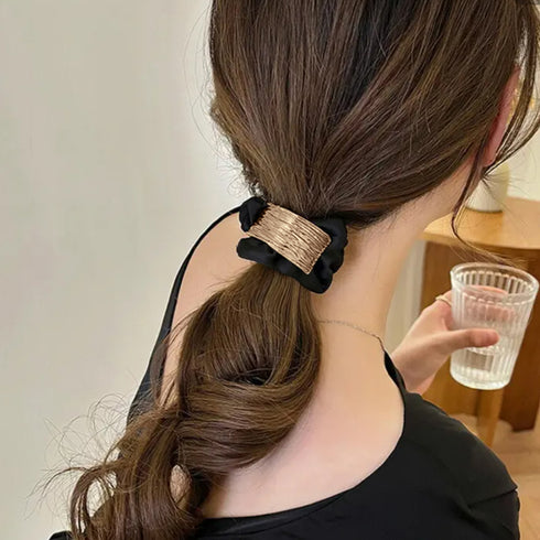 プレート付きシュシュ 大人っぽいヘアゴム まとめ髪 ヘアアクセサリー ポニーテールゴム オフィスカジュアル 韓国ファッション きれいめ お団子 ヘア グッズ 簡単 80JUNSHAN-009