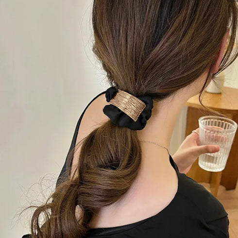 プレート付きシュシュ 大人っぽいヘアゴム まとめ髪 ヘアアクセサリー ポニーテールゴム オフィスカジュアル 韓国ファッション きれいめ お団子 ヘア グッズ 簡単 80JUNSHAN-009