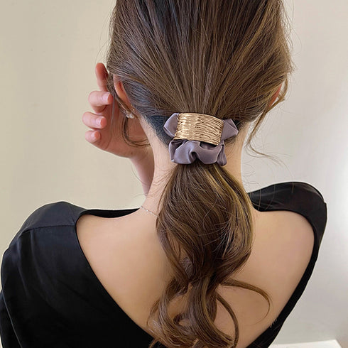 プレート付きシュシュ 大人っぽいヘアゴム まとめ髪 ヘアアクセサリー ポニーテールゴム オフィスカジュアル 韓国ファッション きれいめ お団子 ヘア グッズ 簡単 80JUNSHAN-009