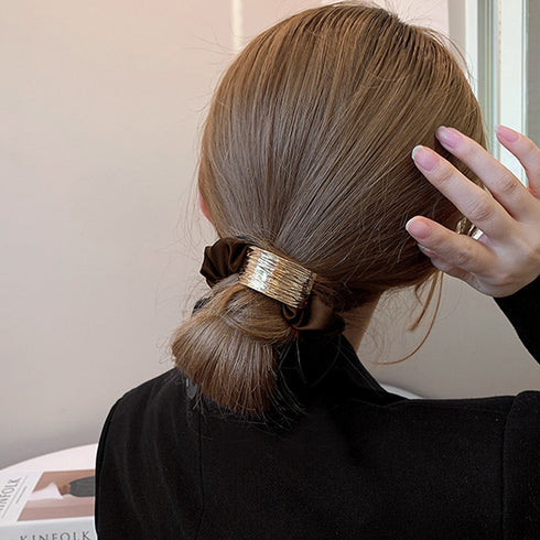 プレート付きシュシュ 大人っぽいヘアゴム まとめ髪 ヘアアクセサリー ポニーテールゴム オフィスカジュアル 韓国ファッション きれいめ お団子 ヘア グッズ 簡単 80JUNSHAN-009