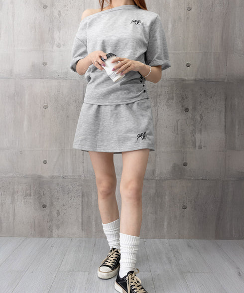 ガーリーセットアップ ワンオフショルダー Y2Kセット 肩見せ ワンポイントトップス ミニスカート 半袖Tシャツロゴ デート服 韓国っぽい 夏服セット スクール風 80YIKLI-002