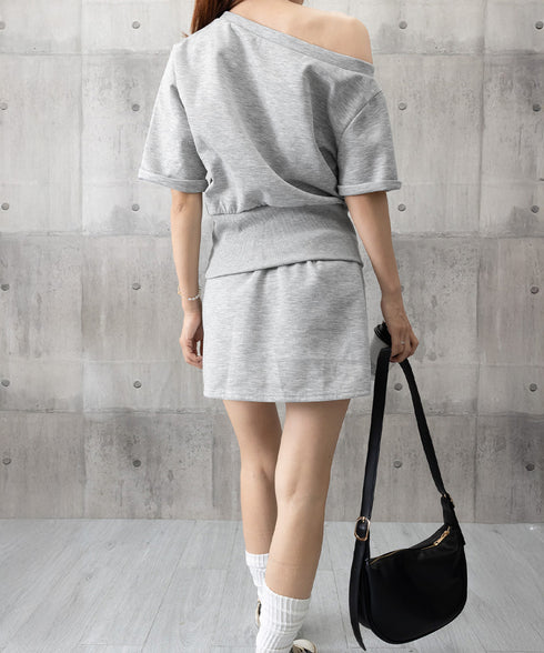 ガーリーセットアップ ワンオフショルダー Y2Kセット 肩見せ ワンポイントトップス ミニスカート 半袖Tシャツロゴ デート服 韓国っぽい 夏服セット スクール風 80YIKLI-002