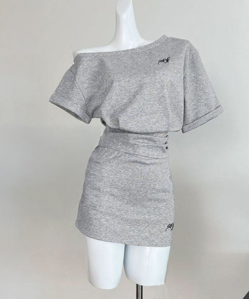 ガーリーセットアップ ワンオフショルダー Y2Kセット 肩見せ ワンポイントトップス ミニスカート 半袖Tシャツロゴ デート服 韓国っぽい 夏服セット スクール風 80YIKLI-002