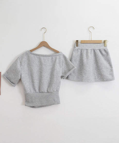 ガーリーセットアップ ワンオフショルダー Y2Kセット 肩見せ ワンポイントトップス ミニスカート 半袖Tシャツロゴ デート服 韓国っぽい 夏服セット スクール風 80YIKLI-002