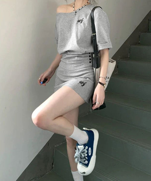 ガーリーセットアップ ワンオフショルダー Y2Kセット 肩見せ ワンポイントトップス ミニスカート 半袖Tシャツロゴ デート服 韓国っぽい 夏服セット スクール風 80YIKLI-002