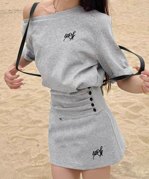 ガーリーセットアップ ワンオフショルダー Y2Kセット 肩見せ ワンポイントトップス ミニスカート 半袖Tシャツロゴ デート服 韓国っぽい 夏服セット スクール風 80YIKLI-002