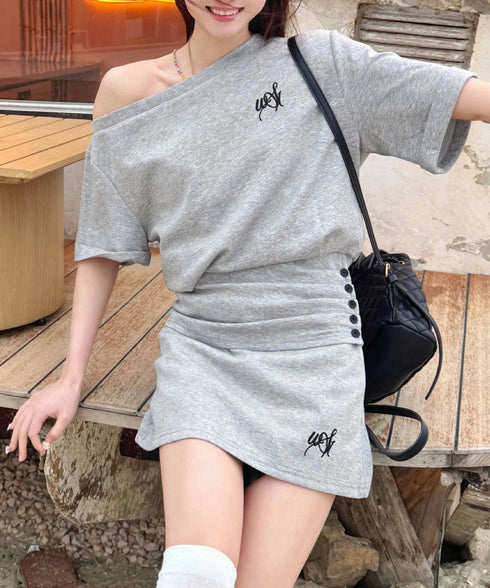 ガーリーセットアップ ワンオフショルダー Y2Kセット 肩見せ ワンポイントトップス ミニスカート 半袖Tシャツロゴ デート服 韓国っぽい 夏服セット スクール風 80YIKLI-002