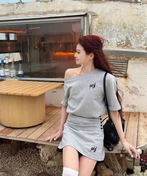 ガーリーセットアップ ワンオフショルダー Y2Kセット 肩見せ ワンポイントトップス ミニスカート 半袖Tシャツロゴ デート服 韓国っぽい 夏服セット スクール風 80YIKLI-002