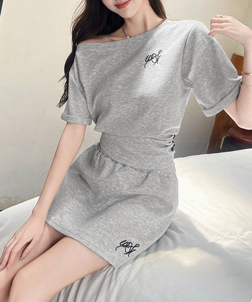 ガーリーセットアップ ワンオフショルダー Y2Kセット 肩見せ ワンポイントトップス ミニスカート 半袖Tシャツロゴ デート服 韓国っぽい 夏服セット スクール風 80YIKLI-002