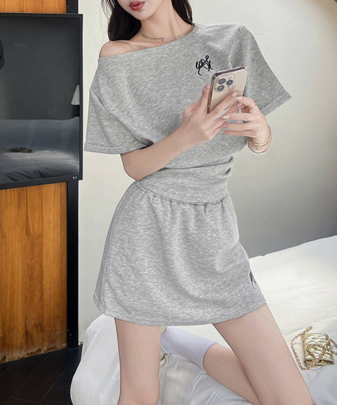 ガーリーセットアップ ワンオフショルダー Y2Kセット 肩見せ ワンポイントトップス ミニスカート 半袖Tシャツロゴ デート服 韓国っぽい 夏服セット スクール風 80YIKLI-002