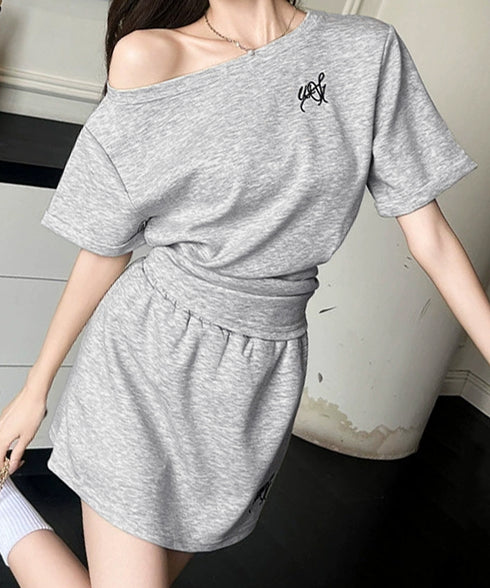 ガーリーセットアップ ワンオフショルダー Y2Kセット 肩見せ ワンポイントトップス ミニスカート 半袖Tシャツロゴ デート服 韓国っぽい 夏服セット スクール風 80YIKLI-002