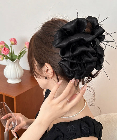 大きめバンスクリップ黒フェザーヘアアクセ 韓国風上品華やかボリュームシュシュ風ヘアクリップ 大人っぽいフリル黒髪飾り キラキラビジュー高級感ヘアアクセサリー髪留め 83SUIMIN-003