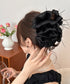 大きめバンスクリップ黒フェザーヘアアクセ 韓国風上品華やかボリュームシュシュ風ヘアクリップ 大人っぽいフリル黒髪飾り キラキラビジュー高級感ヘアアクセサリー髪留め 83SUIMIN-003