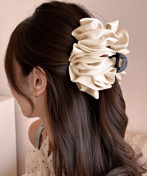 ボリュームシュシュバンスクリップ大人上品 大人可愛い 大きめヘアクリップ 小顔見え ボリュームフリル ヘアアクセサリー フェミニン 高見えまとめ髪 おしゃれ髪飾り 83SUIMIN-005