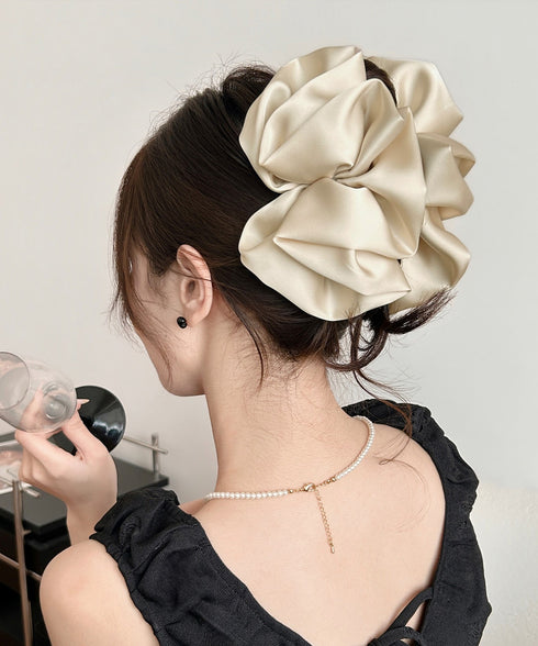 サテンボリュームシュシュバンスクリップ黒 大きめヘアクリップ 大人上品クリップ オフィスカジュアル ビッグ髪飾り 結婚式女子会 簡単まとめ髪フェミニン髪留め韓国風 83SUIMIN-006