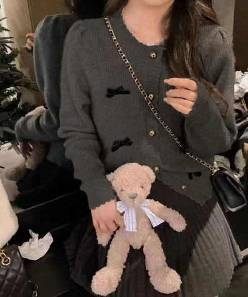 ニットカーディガンリボン飾り 秋冬ニット レディース 韓国風ニットトップスクルーネック 大人可愛い 長袖ニットアウター 程よい甘さセーター メタルボタンニット羽織 83CHENXN-006