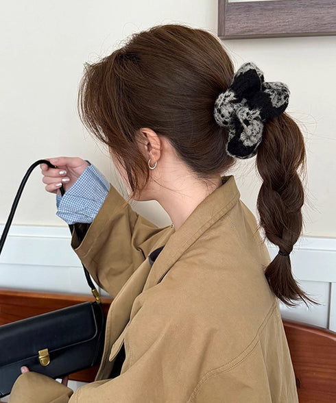 ヒョウ柄シャギーニットボリュームシュシュ 韓国風ヘアゴム ふわふわニットシュシュ 大人かわいいまとめ髪ゴム 秋冬ヘアアクセサリー人気レオパード柄アクセ簡単まとめ髪 83MEI-001