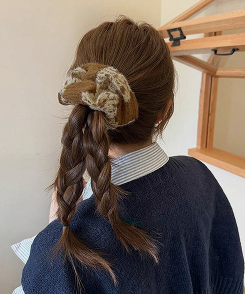 ヒョウ柄シャギーニットボリュームシュシュ 韓国風ヘアゴム ふわふわニットシュシュ 大人かわいいまとめ髪ゴム 秋冬ヘアアクセサリー人気レオパード柄アクセ簡単まとめ髪 83MEI-001