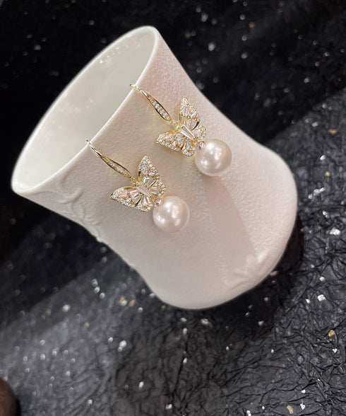 パールピアス韓国風揺れるピアスバタフライ 一粒フェイクパールピアス 蝶々モチーフ ビジューピアス 結婚式披露宴 キラキラピアスおしゃれ 上品耳飾り女性 フェミニン 83QH-004