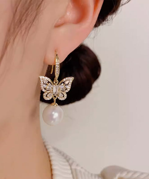 パールピアス韓国風揺れるピアスバタフライ 一粒フェイクパールピアス 蝶々モチーフ ビジューピアス 結婚式披露宴 キラキラピアスおしゃれ 上品耳飾り女性 フェミニン 83QH-004