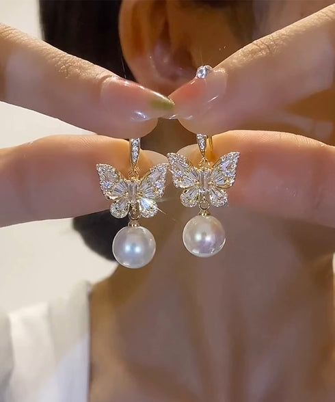 パールピアス韓国風揺れるピアスバタフライ 一粒フェイクパールピアス 蝶々モチーフ ビジューピアス 結婚式披露宴 キラキラピアスおしゃれ 上品耳飾り女性 フェミニン 83QH-004