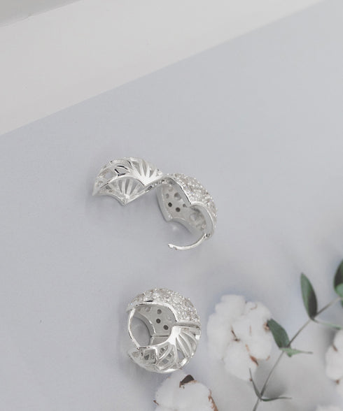 ビジューピアス韓国風 透かしピアス両耳用 オーバルピアスレディース 大人可愛いアクセサリー キラキラ 人気ピアス 華やか高見え 結婚式ピアス 高級感 誕生日ギフト 83QH-006