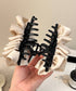 ボリュームシュシュバンスクリップ大人上品 大人可愛い 大きめヘアクリップ 小顔見え ボリュームフリル ヘアアクセサリー フェミニン 高見えまとめ髪 おしゃれ髪飾り 83SUIMIN-005