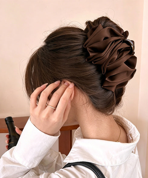 ボリュームシュシュバンスクリップ大人上品 大人可愛い 大きめヘアクリップ 小顔見え ボリュームフリル ヘアアクセサリー フェミニン 高見えまとめ髪 おしゃれ髪飾り 83SUIMIN-005