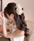 ボリュームシュシュバンスクリップ大人上品 大人可愛い 大きめヘアクリップ 小顔見え ボリュームフリル ヘアアクセサリー フェミニン 高見えまとめ髪 おしゃれ髪飾り 83SUIMIN-005