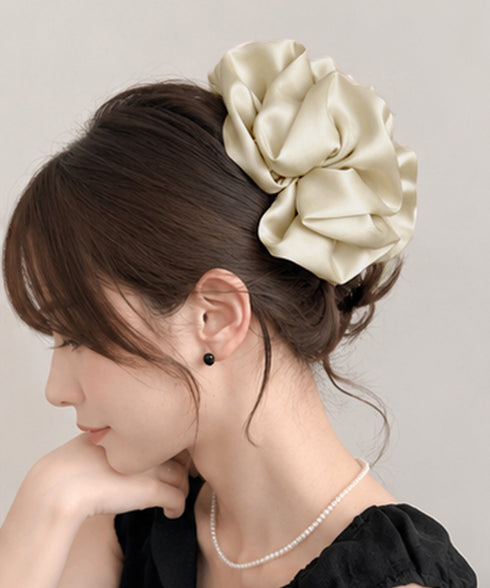 サテンボリュームシュシュバンスクリップ黒 大きめヘアクリップ 大人上品クリップ オフィスカジュアル ビッグ髪飾り 結婚式女子会 簡単まとめ髪フェミニン髪留め韓国風 83SUIMIN-006