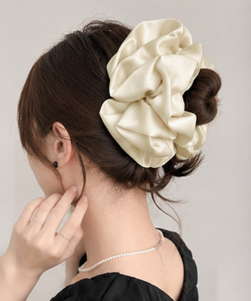 サテンボリュームシュシュバンスクリップ黒 大きめヘアクリップ 大人上品クリップ オフィスカジュアル ビッグ髪飾り 結婚式女子会 簡単まとめ髪フェミニン髪留め韓国風 83SUIMIN-006