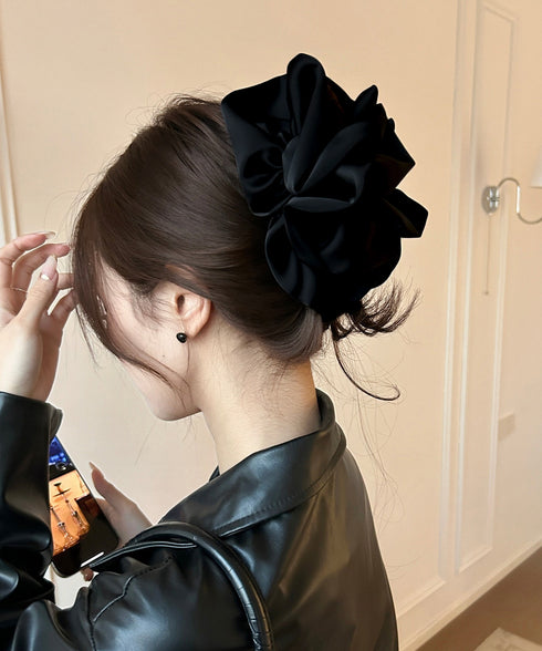 サテンボリュームシュシュバンスクリップ黒 大きめヘアクリップ 大人上品クリップ オフィスカジュアル ビッグ髪飾り 結婚式女子会 簡単まとめ髪フェミニン髪留め韓国風 83SUIMIN-006