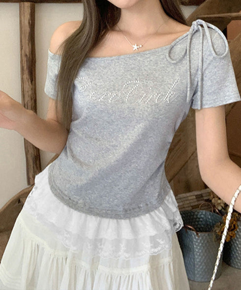 オフショルTロゴtシャツ肩リボントップス ワンショルダーカットソー ラインストーンロゴ 半袖カットソー 韓国風Tシャツ バレエコアY2Kトップス レースフリル夏服 83YICHANG-001