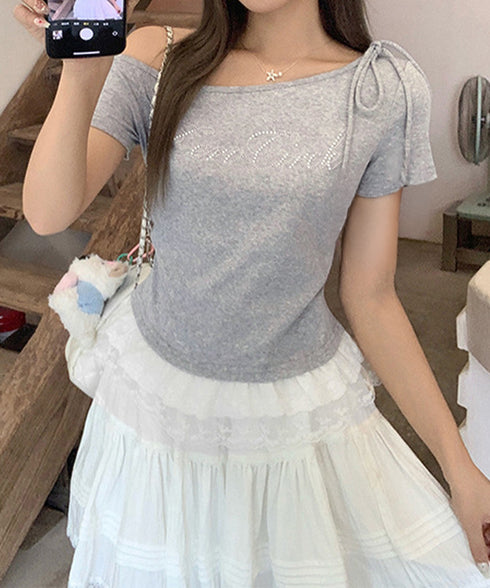 オフショルTロゴtシャツ肩リボントップス ワンショルダーカットソー ラインストーンロゴ 半袖カットソー 韓国風Tシャツ バレエコアY2Kトップス レースフリル夏服 83YICHANG-001