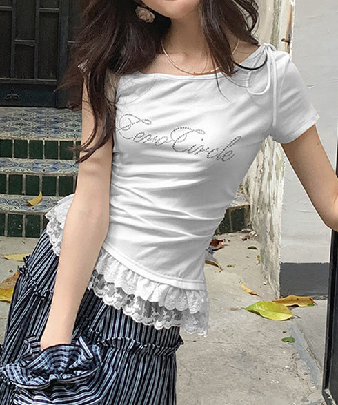 オフショルTロゴtシャツ肩リボントップス ワンショルダーカットソー ラインストーンロゴ 半袖カットソー 韓国風Tシャツ バレエコアY2Kトップス レースフリル夏服 83YICHANG-001