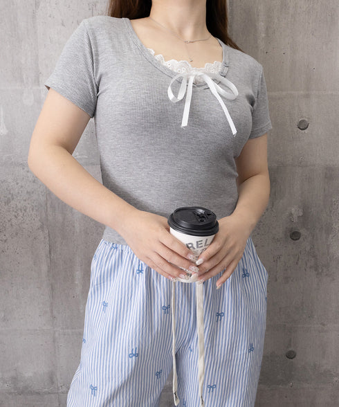 レースレイヤードテレコTシャツ着やせ夏服 レディース ヘンリーネック 半袖トップスショート丈 コンパクトリボンtシャツ大人可愛いニットソーUネック タイトトップス 83YIKELI-006
