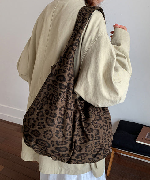 レオパードトートバッグ 大容量バッグ軽い ポーチ付きショルダートート 秋冬ヒョウ柄鞄 アニマル柄バッグ 軽量A4対応 カジュアル肩掛け鞄 折り畳めるサブバッグ旅行 84HBJP-011