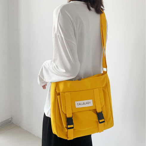 ショルダーバッグ レディース 軽いバッグ レトロ メッセンジャーバッグ カジュアルバッグ 通勤通学カバン 斜めがけ ナイロン鞄 肩掛けかばん 大容量ロゴ入り鞄韓国 84DUYU-004