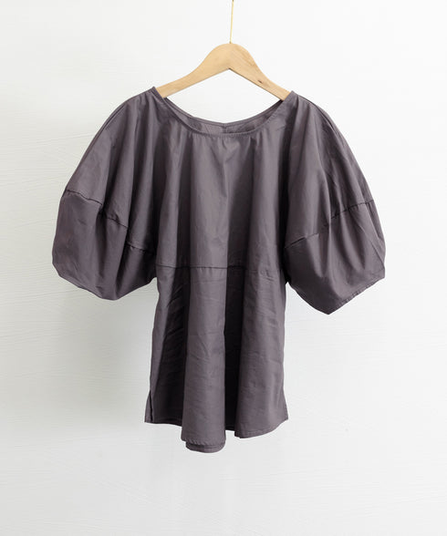 パフスリーブ ブラウス 半袖 レディース ぽわん袖 フェミニントップス ゆったり サイドスリット ラウンドネックプルオーバー 無地 オフィスカジュアル 体型カバー 84KAILI-002