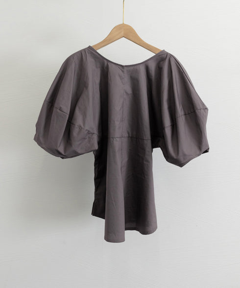 パフスリーブ ブラウス 半袖 レディース ぽわん袖 フェミニントップス ゆったり サイドスリット ラウンドネックプルオーバー 無地 オフィスカジュアル 体型カバー 84KAILI-002