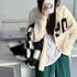 フード付き ニットカーディガン 秋冬服 ジップアップ ニットアウター レディース カレッジロゴ 長袖 中厚手ニット羽織 着やせフーデッドカーデ 韓国 カジュアル 84MEIRJ-003