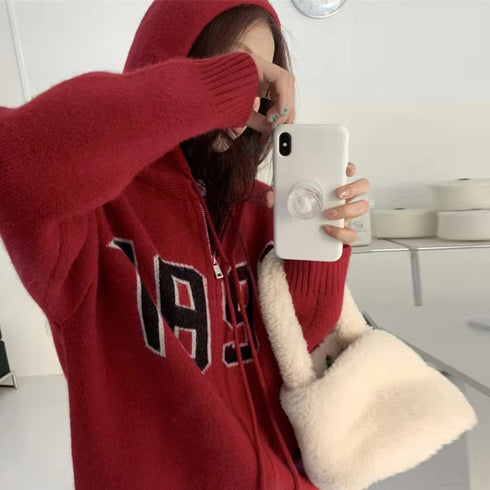 フード付き ニットカーディガン 秋冬服 ジップアップ ニットアウター レディース カレッジロゴ 長袖 中厚手ニット羽織 着やせフーデッドカーデ 韓国 カジュアル 84MEIRJ-003