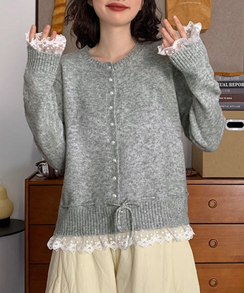 レース切り替えニットカーディガン長袖秋冬 レディース クルーネックニット フェミニンニットトップス パール調ボタン 大人かわいいレイヤード風セーターウエストリボン 84MEIRJ-022