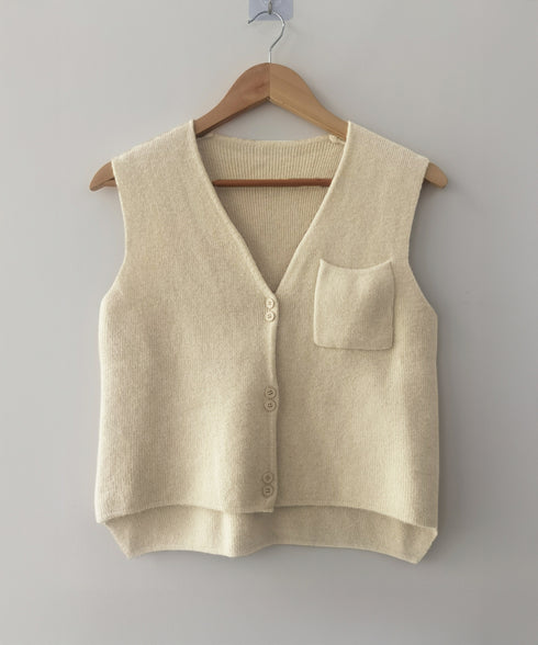 Vネックニットベスト ニットジレ 重ね着 レディース ニットトップス 前開き レイヤードベスト オフィスカジュアル お洒落 ノースリーブ 着やせ 20代30代 85YN-900603