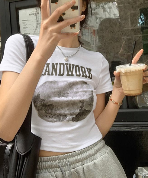 クロップド丈ロゴチビTシャツカットソー夏 英字プリントtシャツレディース半袖 へそ出しトップス韓国風 カジュアルミニタイトTシャツ細見え着やせ レトロカレッジ夏服 86LSBLI-001