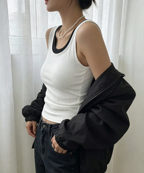 重ね着風リブタンクトップ一体型カップ付き フェイクレイヤードトップス レディース 配色パイピングインナー 韓国風 スポーティーY2K 大人可愛いUネック無地タンク 87JINJIA-001