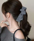 バナナクリップ ビッグリボンヘアクリップ 上品サテンリボンヘアアクセサリー 大人可愛い華やか髪留めバレエコア きれいめまとめ髪大人フェミニンしっかり留まるクリップ 87XIANING-001