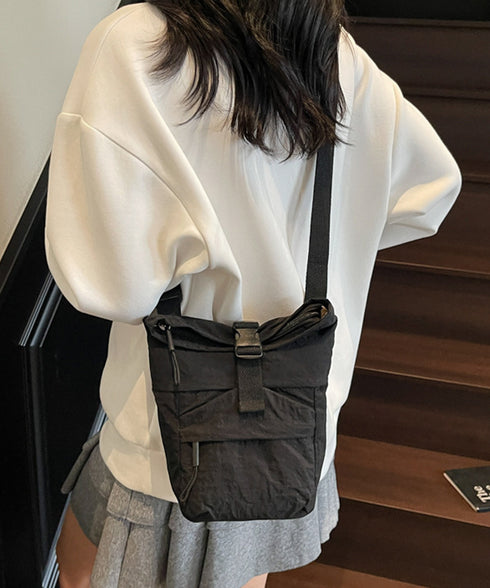 軽量ナイロンロールトップショルダーバッグ 可愛い 斜め掛けバッグ 小さめ 肩掛けかばん おしゃれ 韓国ファッション 旅行サブバッグ カジュアル コンパクト黒バッグ 88CXH-050